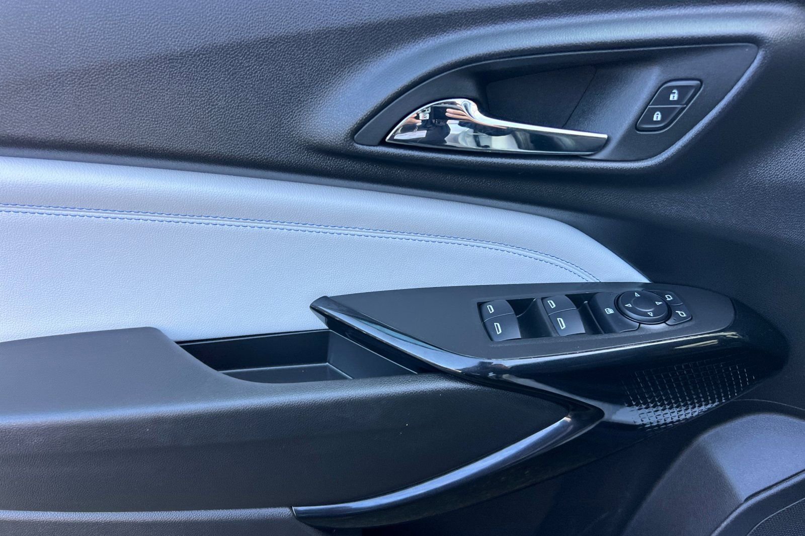 Used 2025 Chevrolet Trax LT w/ LT Convenience Package image 11