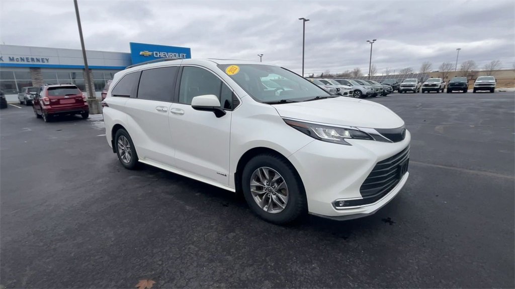 Used 2021 Toyota Sienna XLE image 2