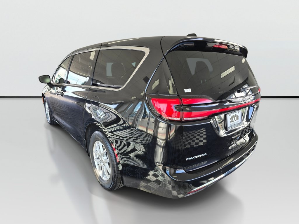 Used 2025 Chrysler Pacifica Select FWD image 3