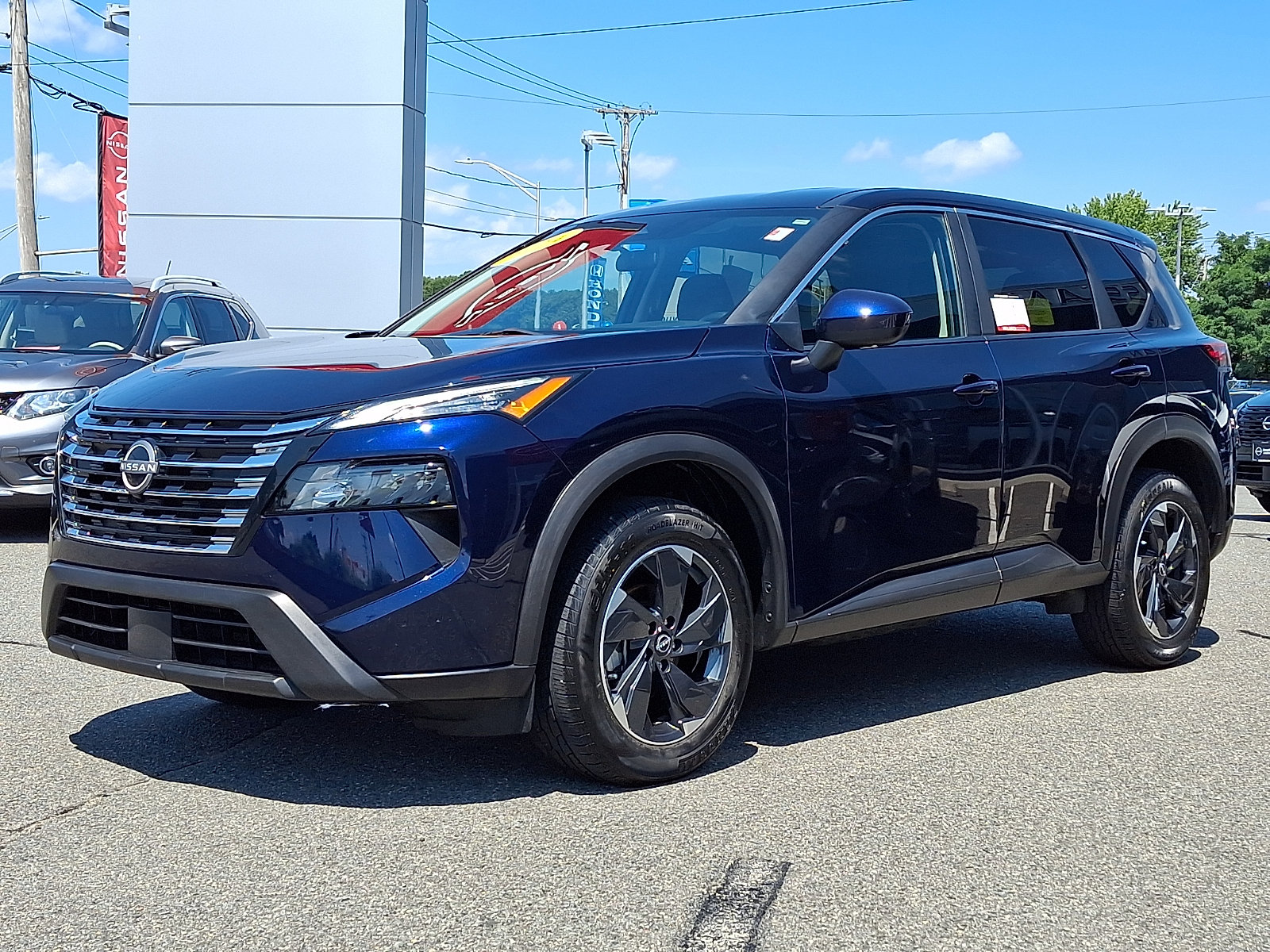 Used 2024 Nissan Rogue SV AWD/4WD image 3