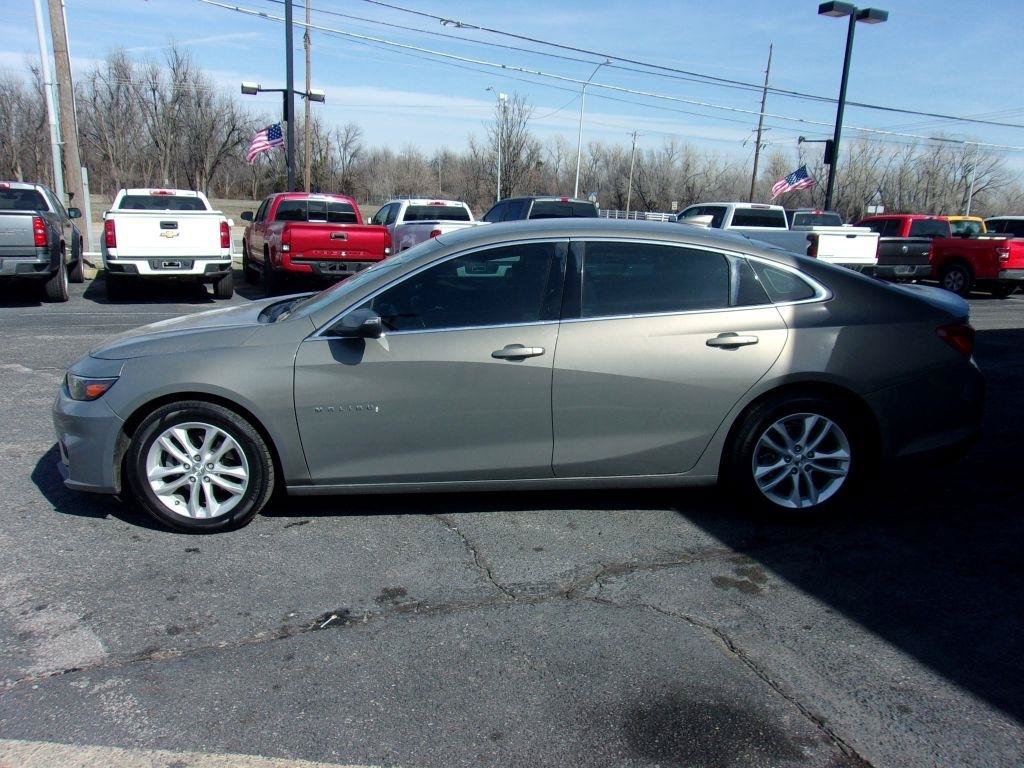 Used 2017 Chevrolet Malibu LT w/ Leather Package FWD image 2