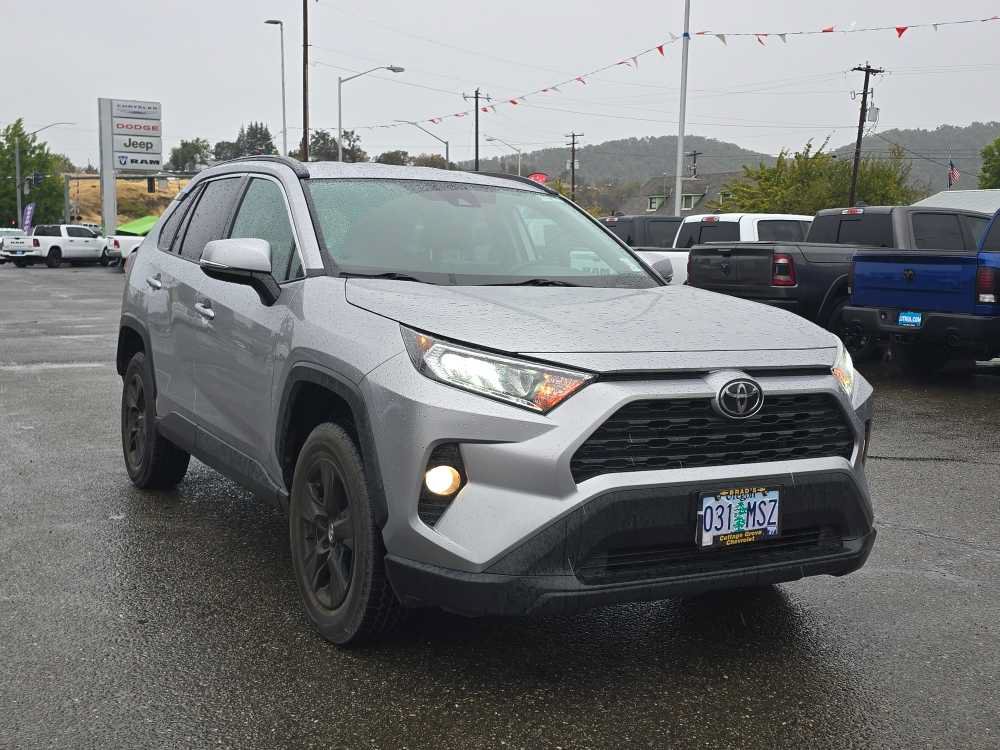 Used 2020 Toyota RAV4 XLE AWD/4WD image 18