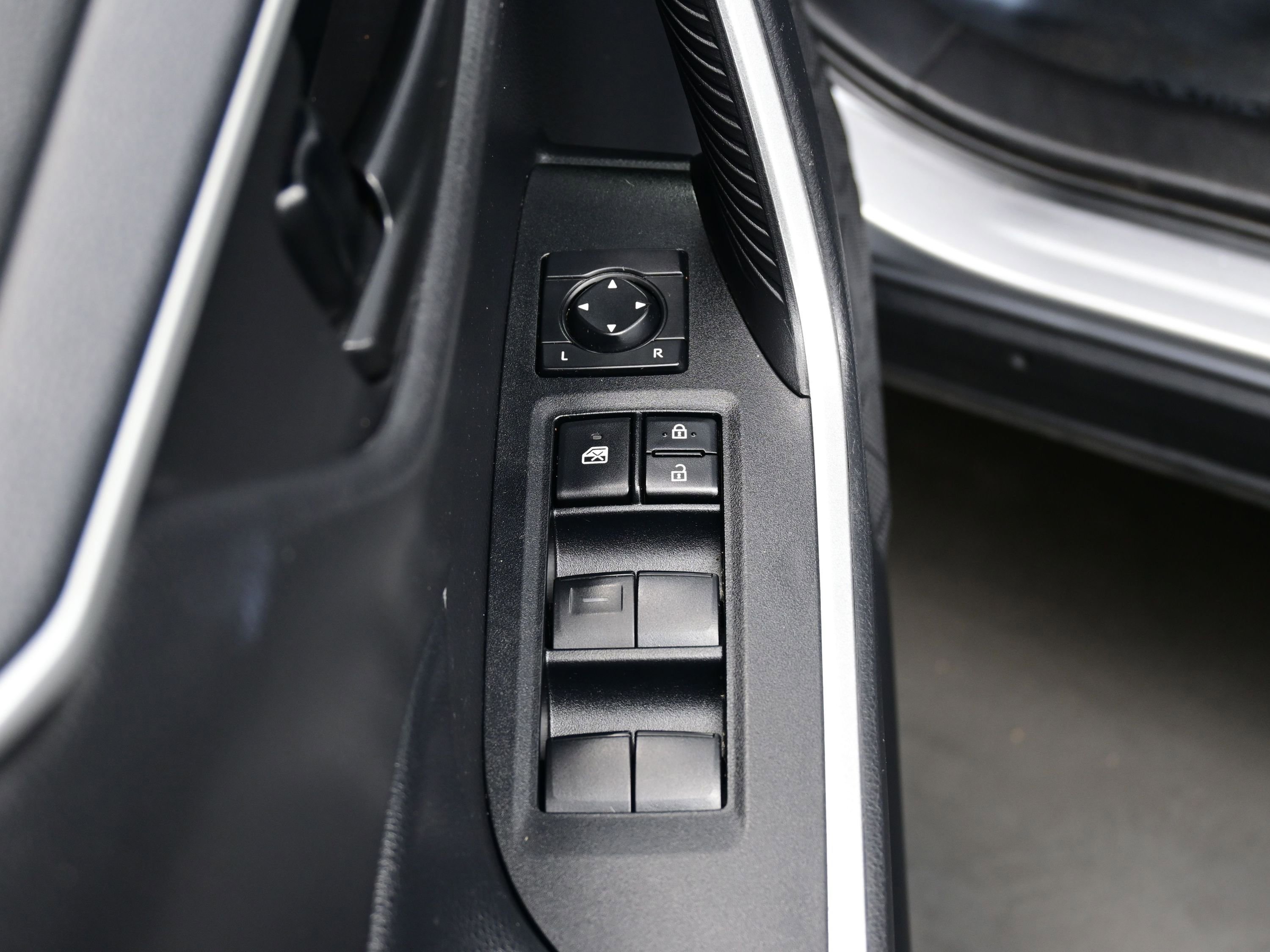 Used 2021 Toyota RAV4 LE image 11