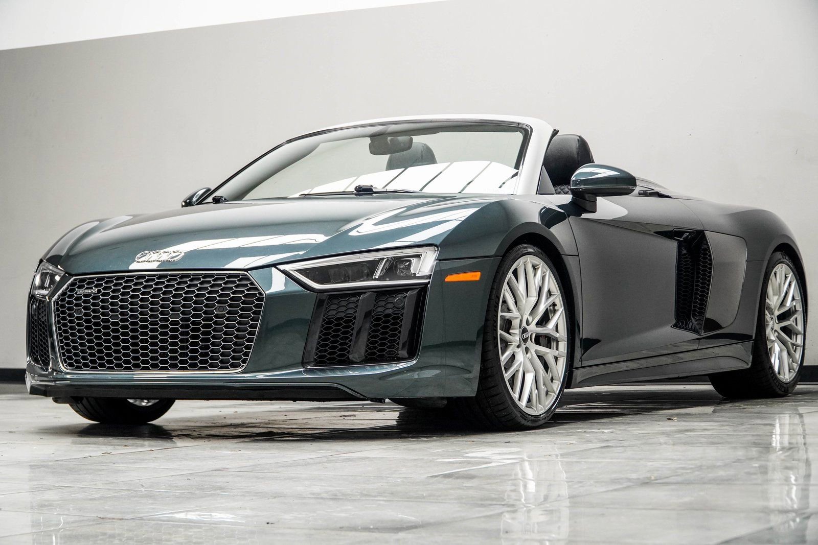 Used 2017 Audi R8 V10 w/ Carbon Exterior Package AWD/4WD image 14