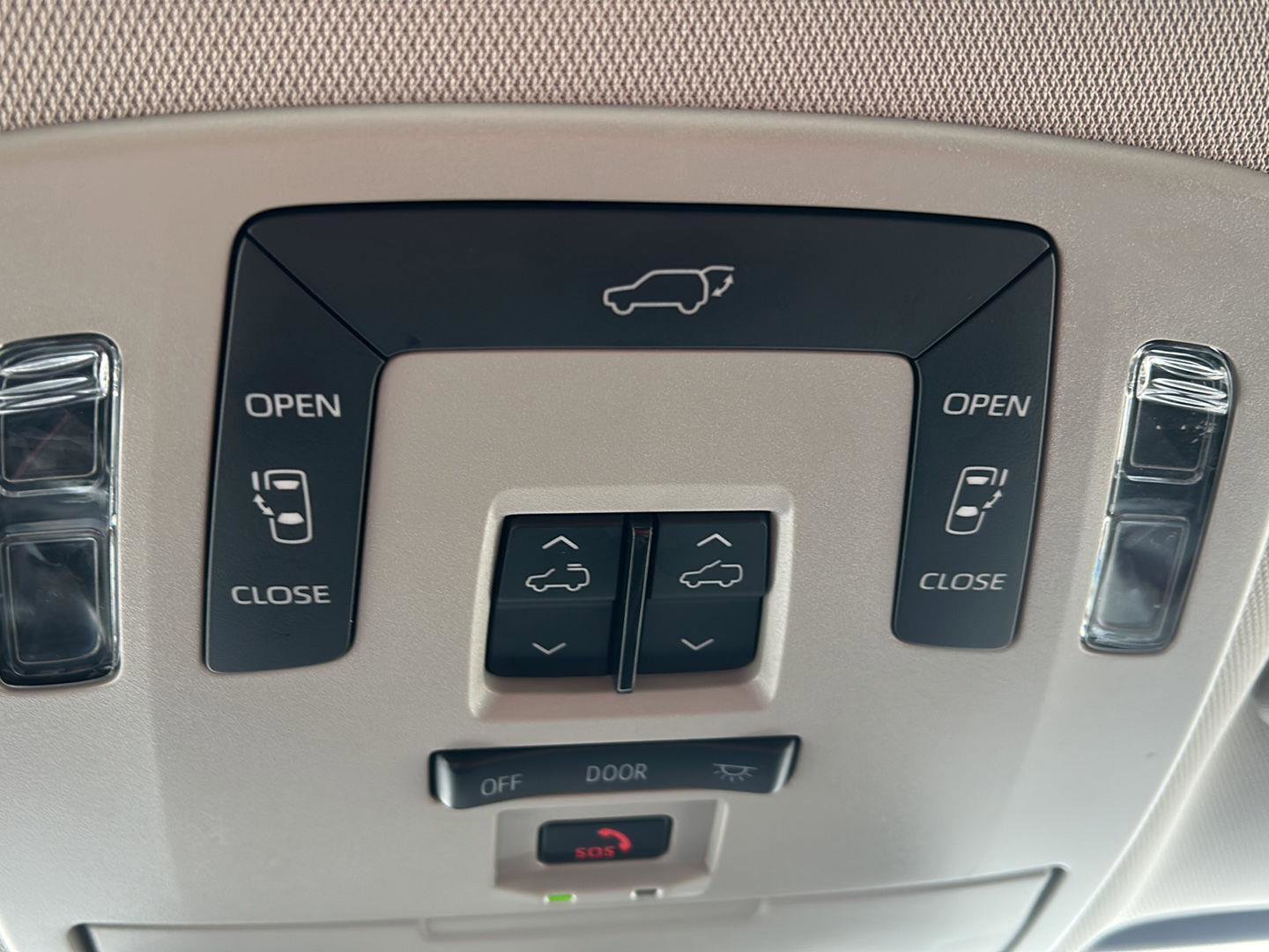 Used 2024 Toyota Sienna XLE FWD image 23
