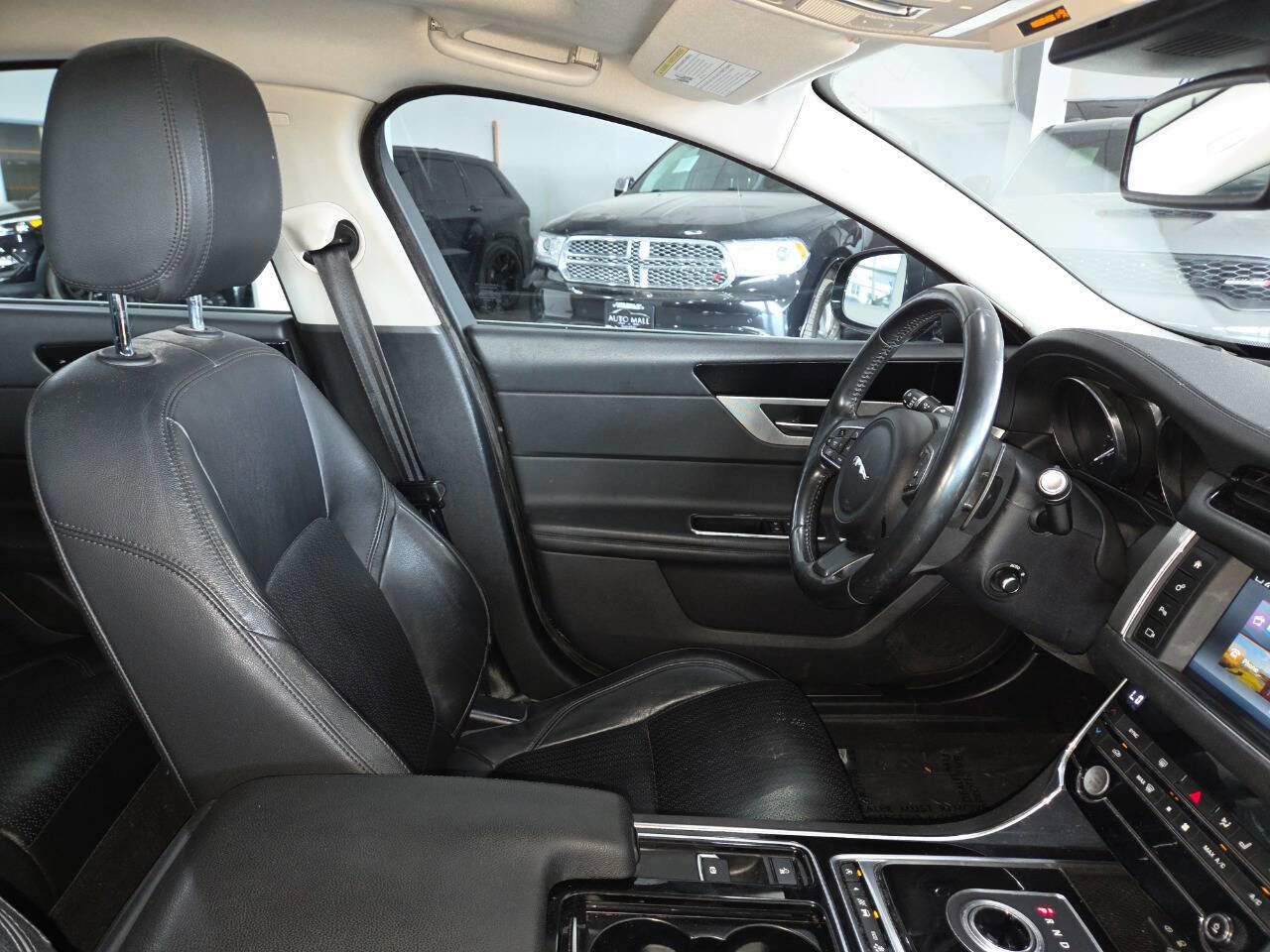 Used 2016 Jaguar XF Prestige AWD/4WD image 29