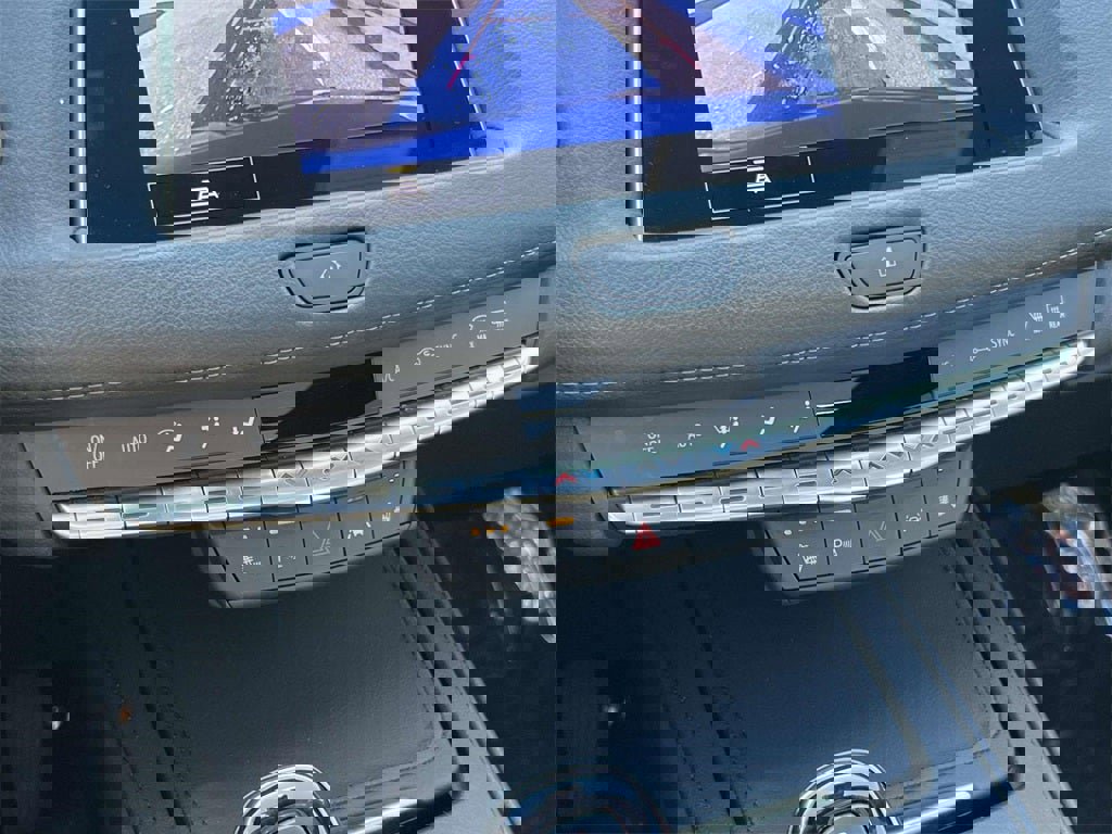 Used 2023 Cadillac XT4 Luxury w/ Cold Weather Package image 17