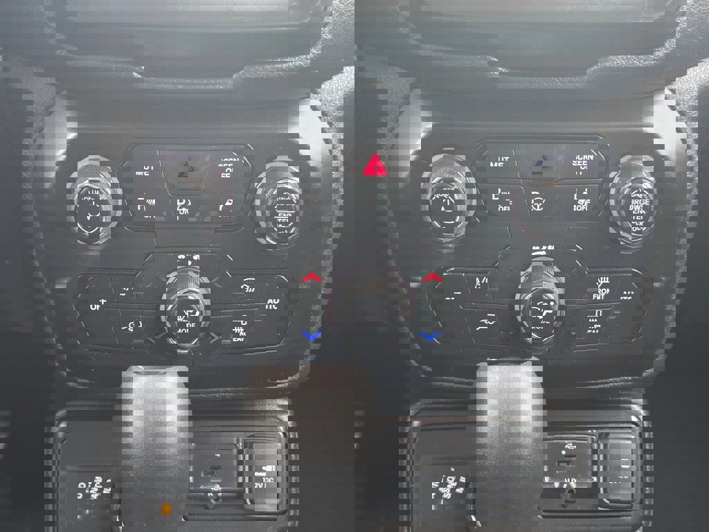 Used 2021 Jeep Renegade Latitude w/ Luxury Group I image 14