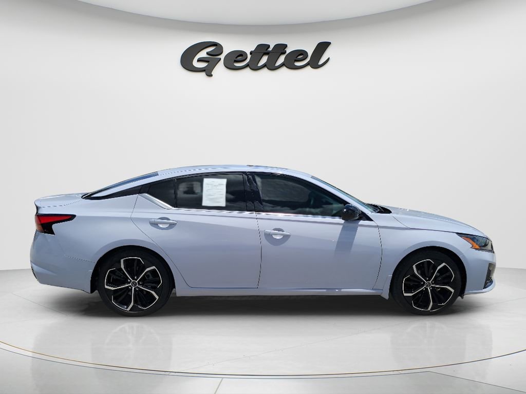 Used 2024 Nissan Altima 2.5 SR w/ SR Premium Package FWD image 3