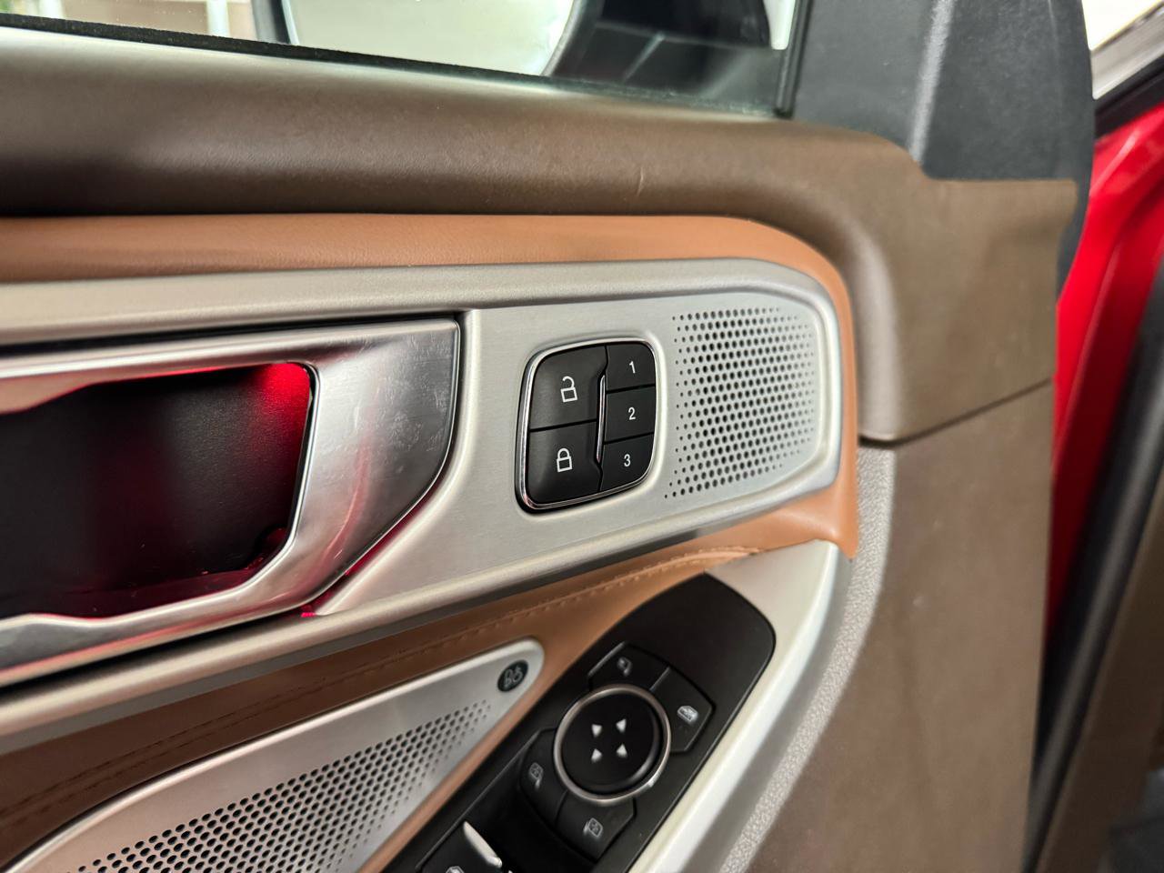 Used 2021 Ford Explorer King Ranch w/ Premium Technology Package AWD/4WD image 16