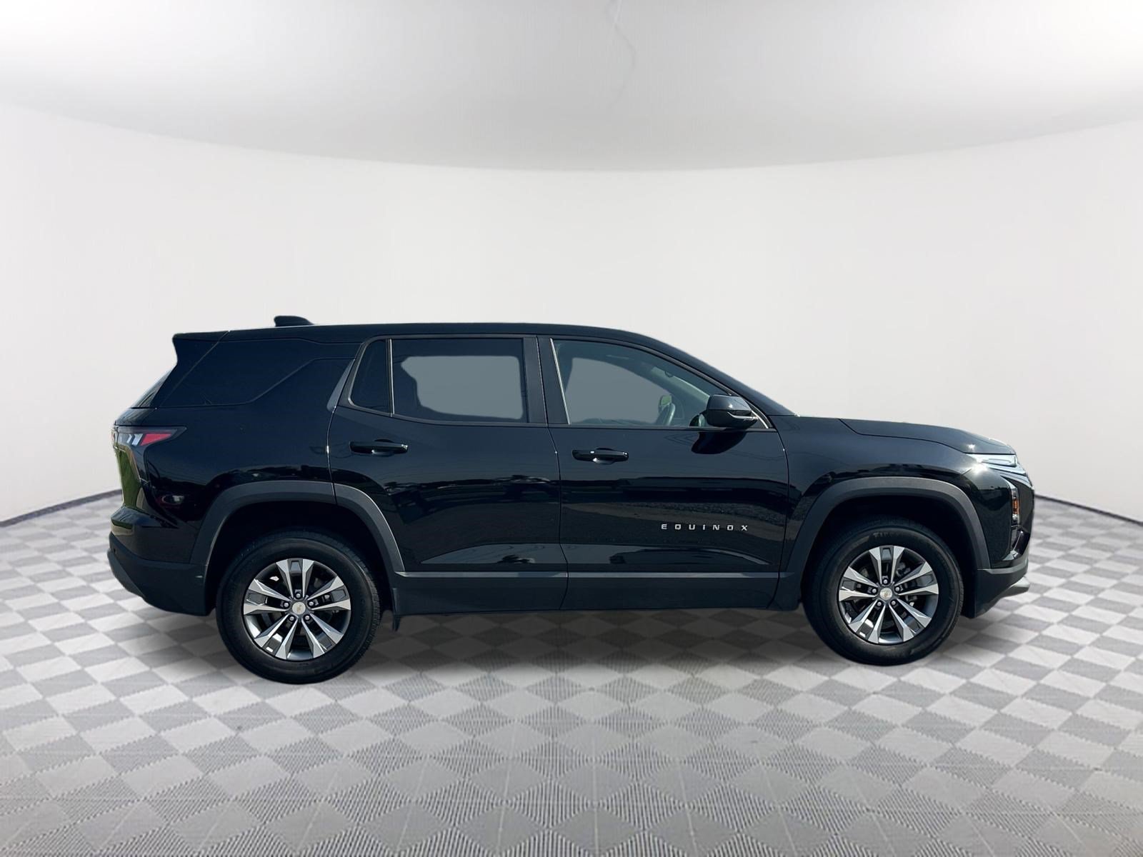 Used 2025 Chevrolet Equinox LT FWD image 4