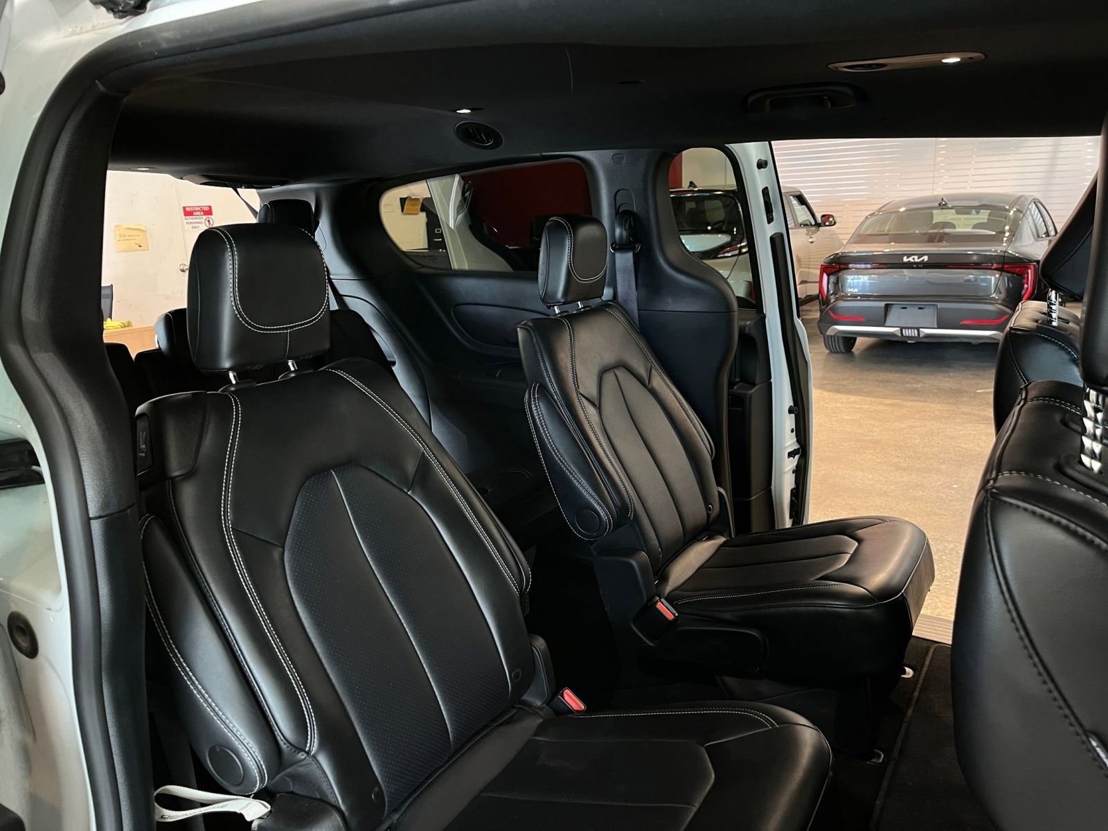 Used 2025 Chrysler Pacifica Select image 38