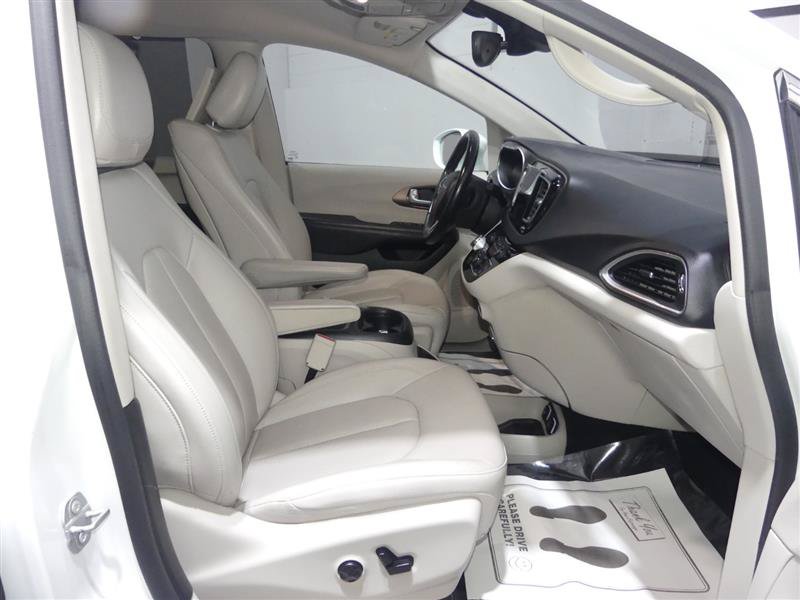 Used 2018 Chrysler Pacifica Touring-L Plus w/ Advanced Safetytec Group FWD image 22