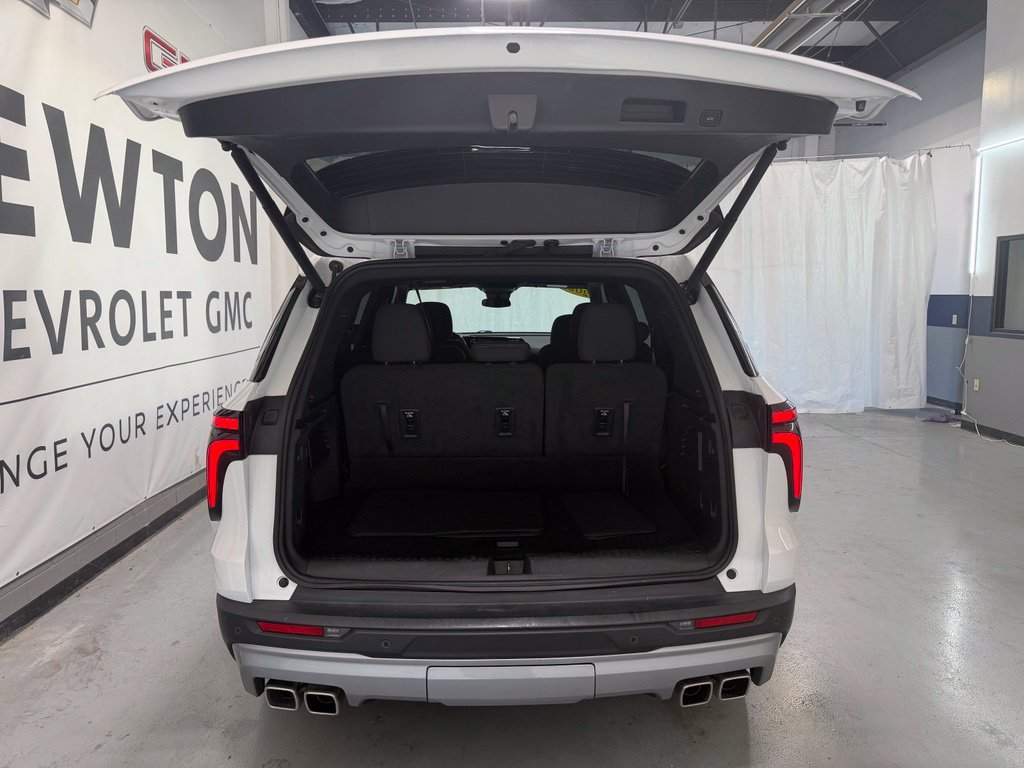 Used 2025 Chevrolet Traverse LT FWD image 36