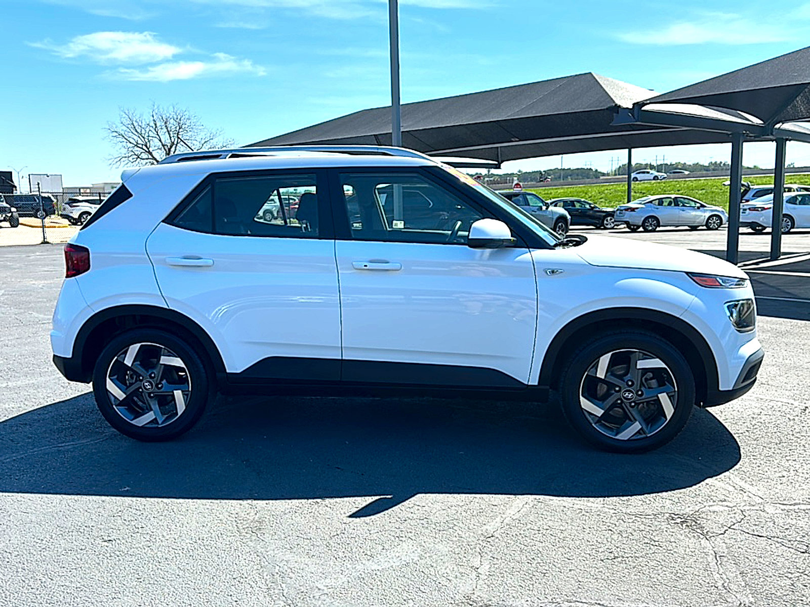 Used 2025 Hyundai Venue SEL image 9