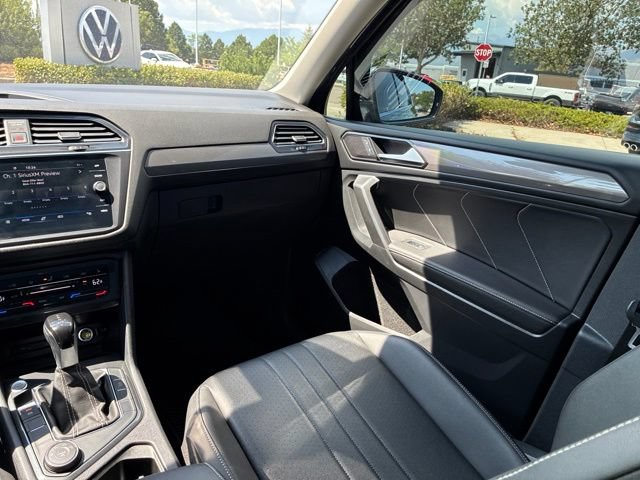 Used 2023 Volkswagen Tiguan SE w/ Panoramic Sunroof Package AWD/4WD image 18