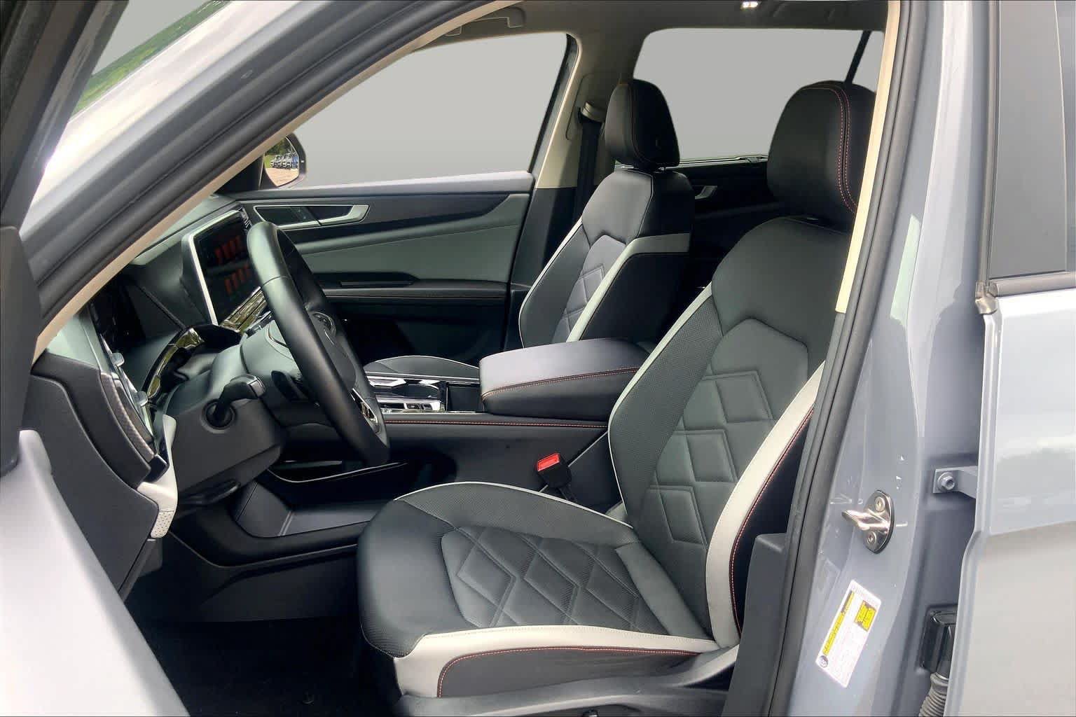 Used 2024 Volkswagen Atlas Peak Edition SE AWD/4WD image 8