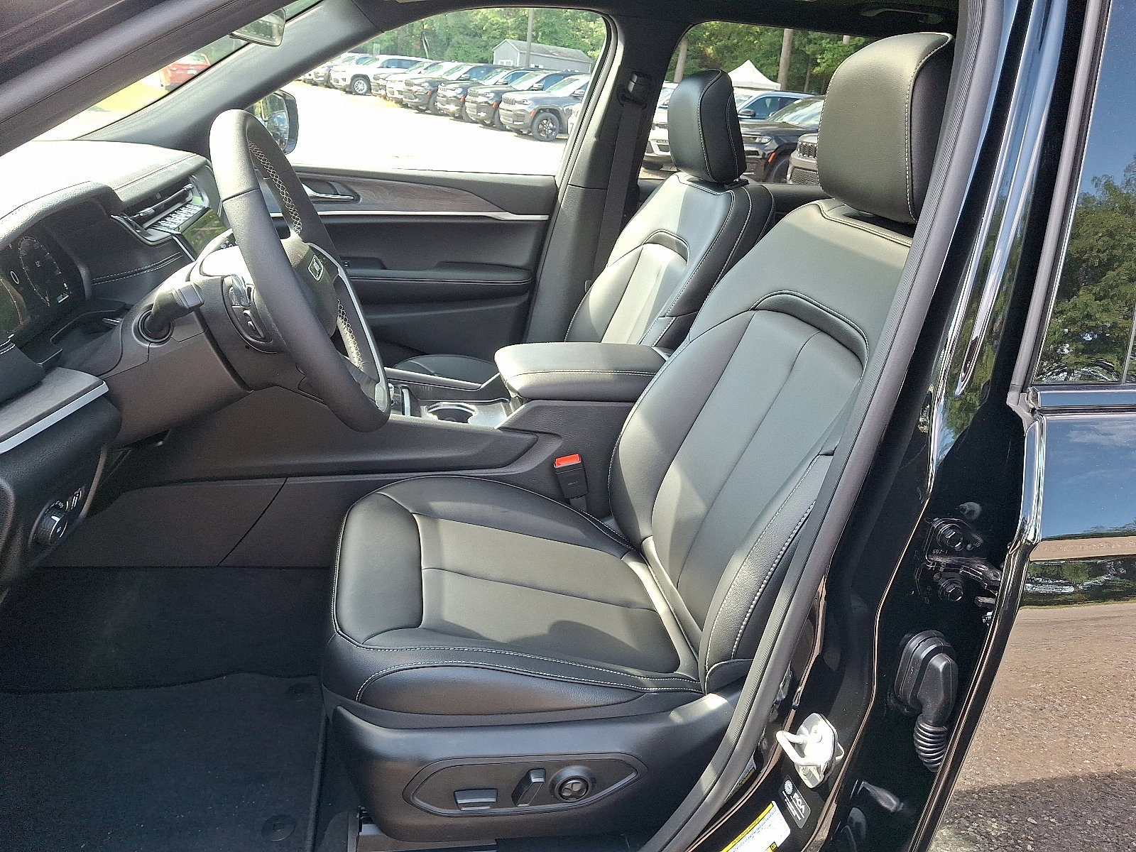 New 2025 Jeep Grand Cherokee L Limited w/ Black Appearance Package image 9