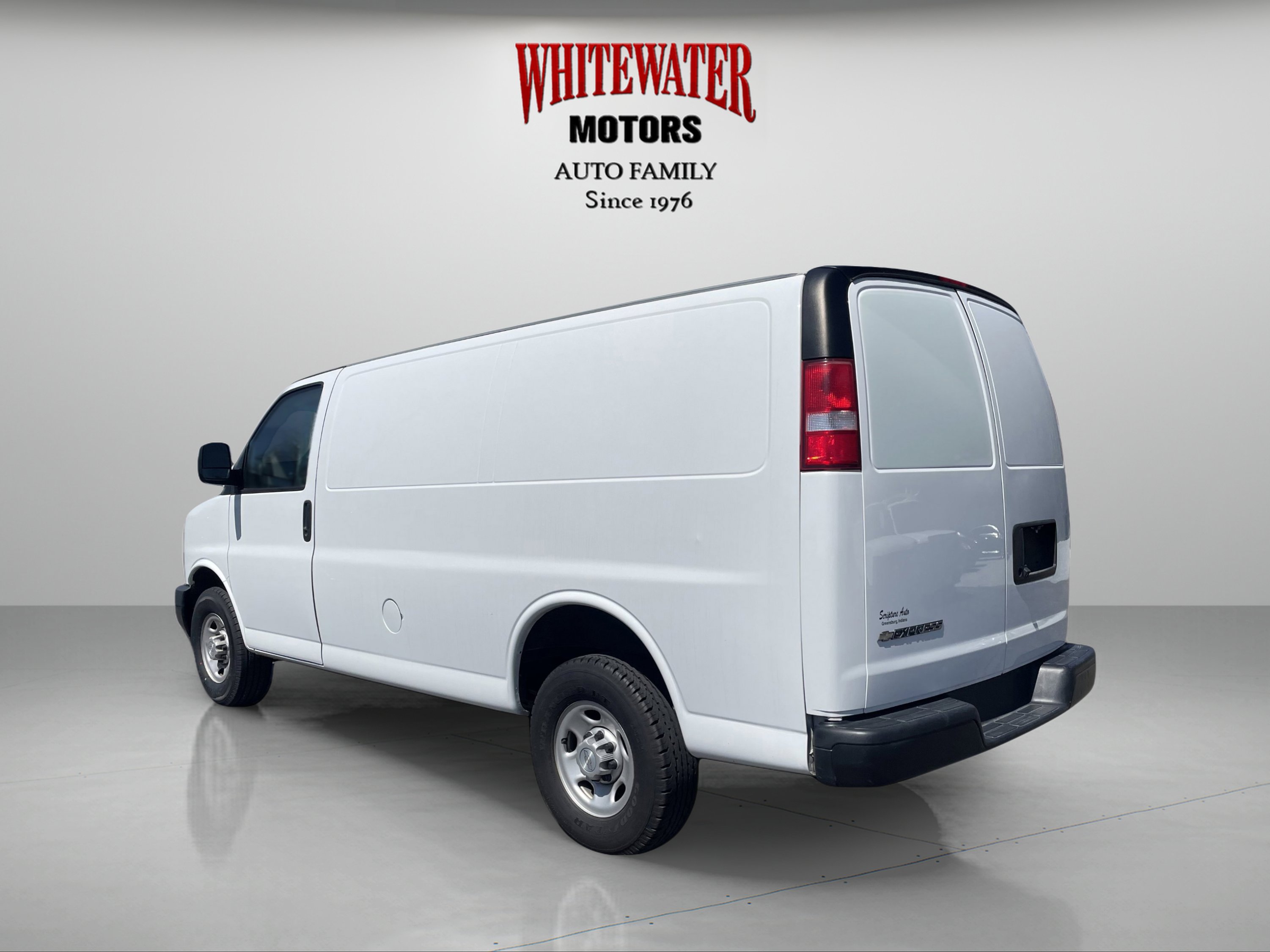 Used 2018 Chevrolet Express 2500 w/ Driver Convenience Package image 3