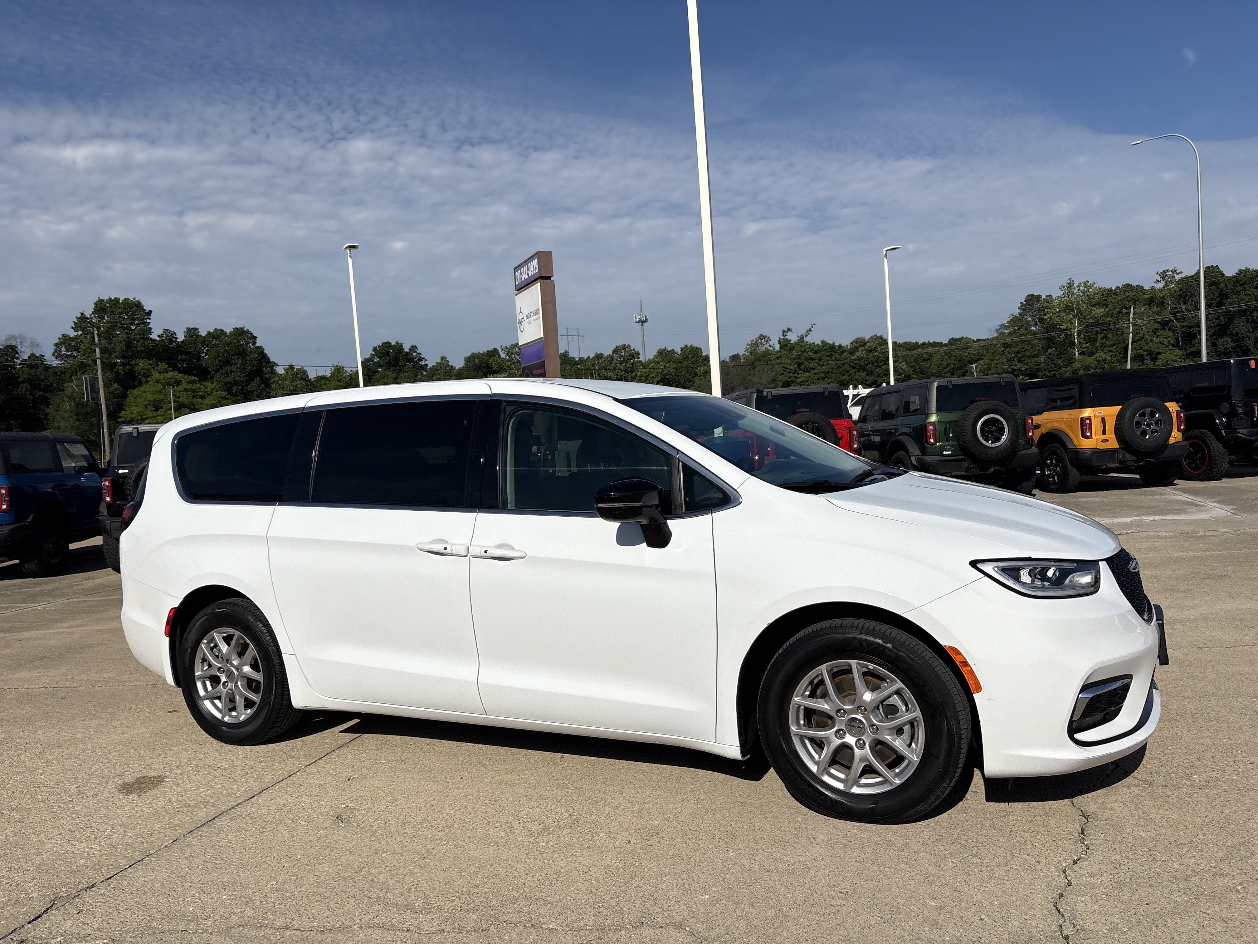 Used 2024 Chrysler Pacifica Touring-L FWD image 3