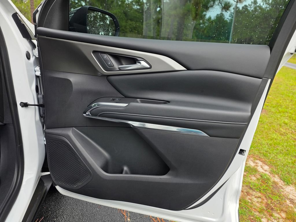 Used 2025 Chevrolet Traverse LT FWD image 27
