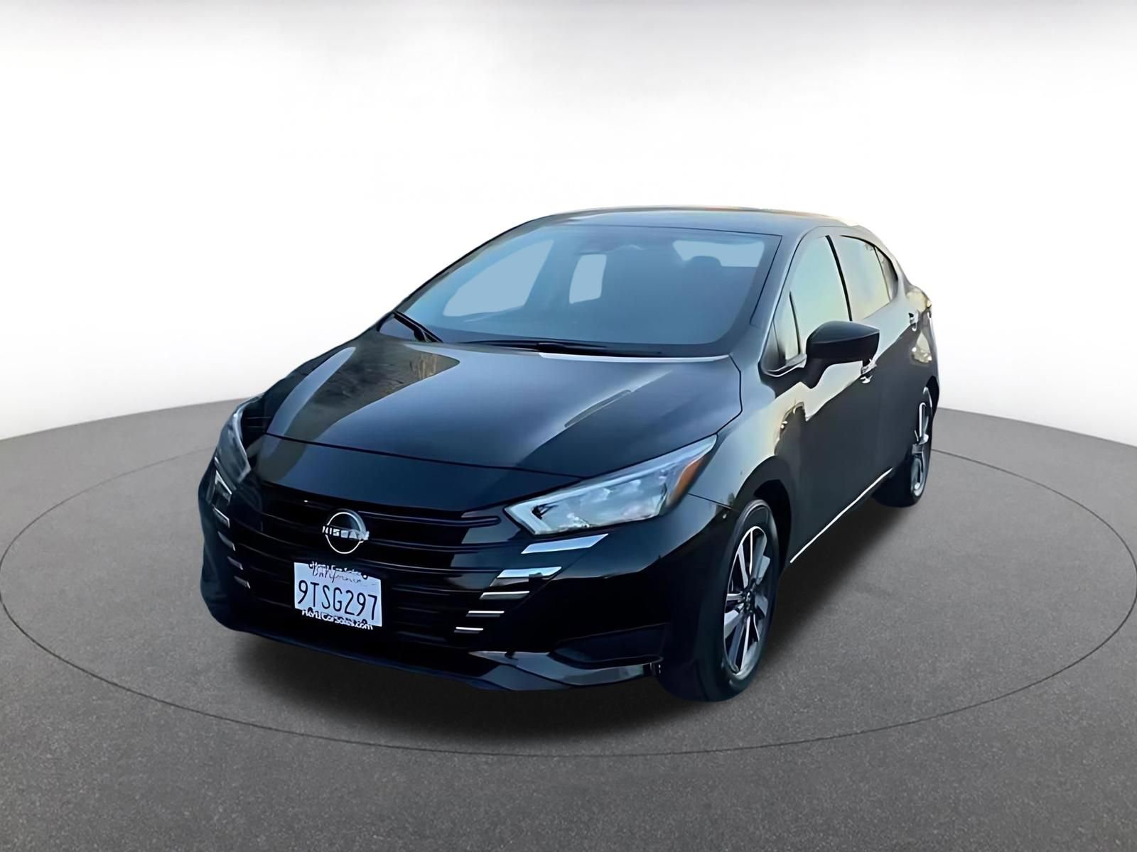 Used 2025 Nissan Versa SV image 4