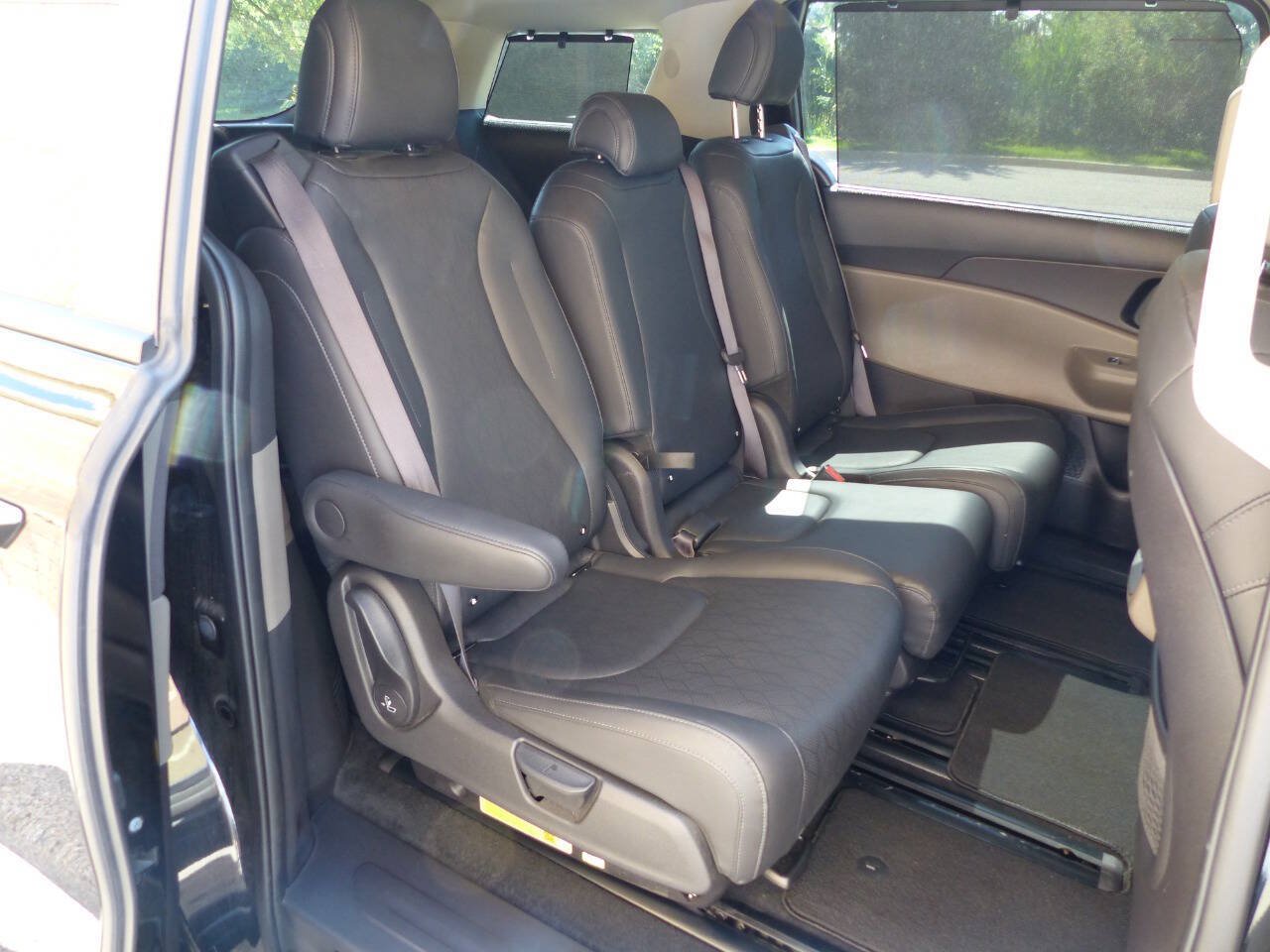 Used 2025 Kia Carnival EX FWD image 60