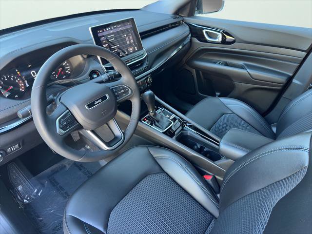 Used 2025 Jeep Compass Latitude w/ Convenience Group AWD/4WD image 10