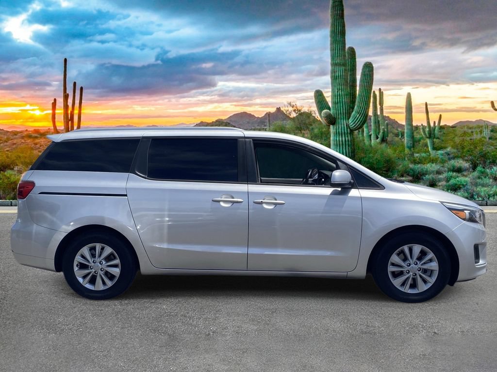 Used 2017 Kia Sedona LX w/ LX Essentials Premium Package FWD image 2