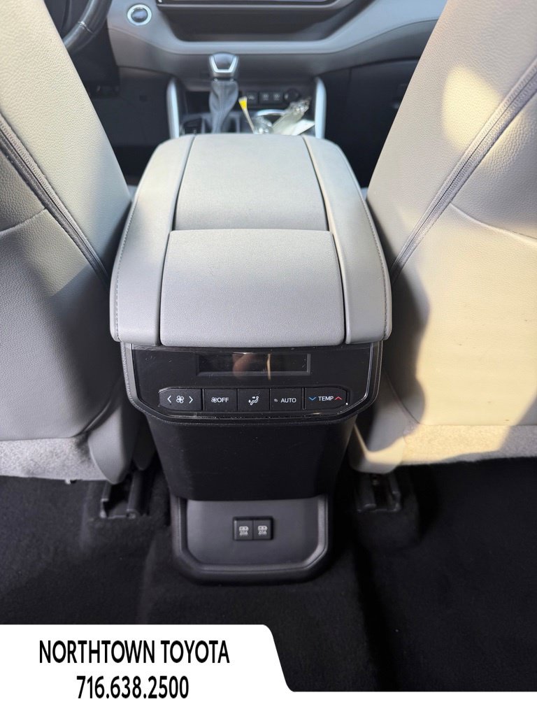 Used 2021 Toyota Highlander XLE FWD image 26