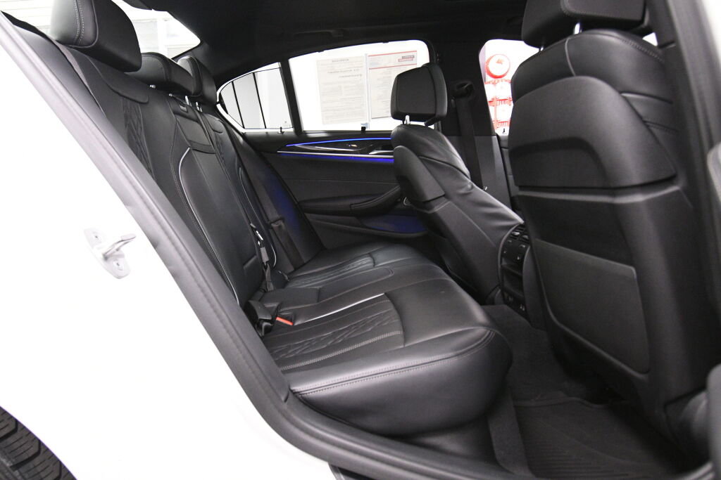 Used 2022 BMW M550i xDrive w/ Executive Package image 26