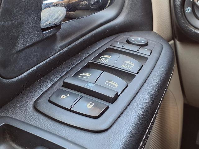 Used 2014 Chrysler Town & Country Touring FWD image 16
