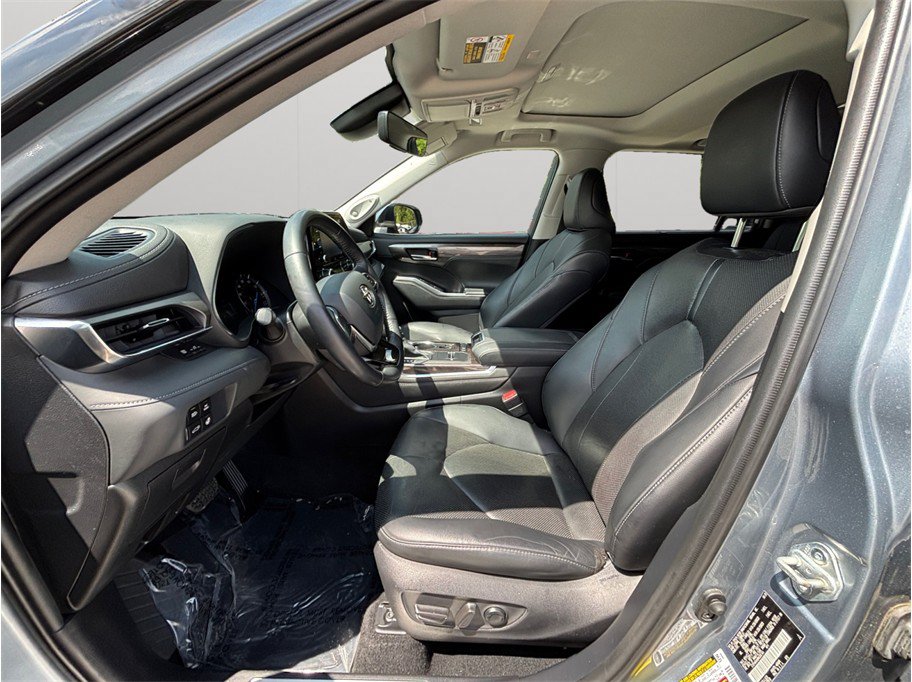 Used 2021 Toyota Highlander Limited FWD image 2