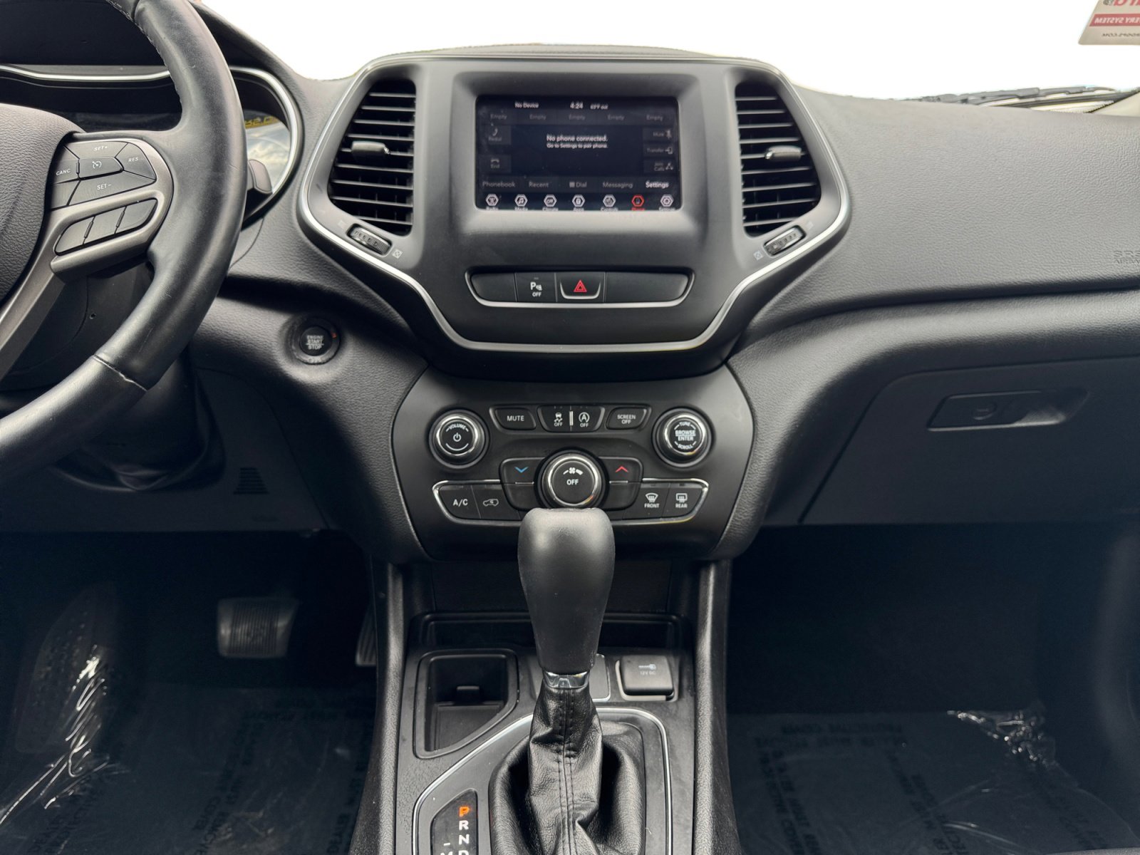 Used 2019 Jeep Cherokee Latitude Plus w/ Cold Weather Group FWD image 11