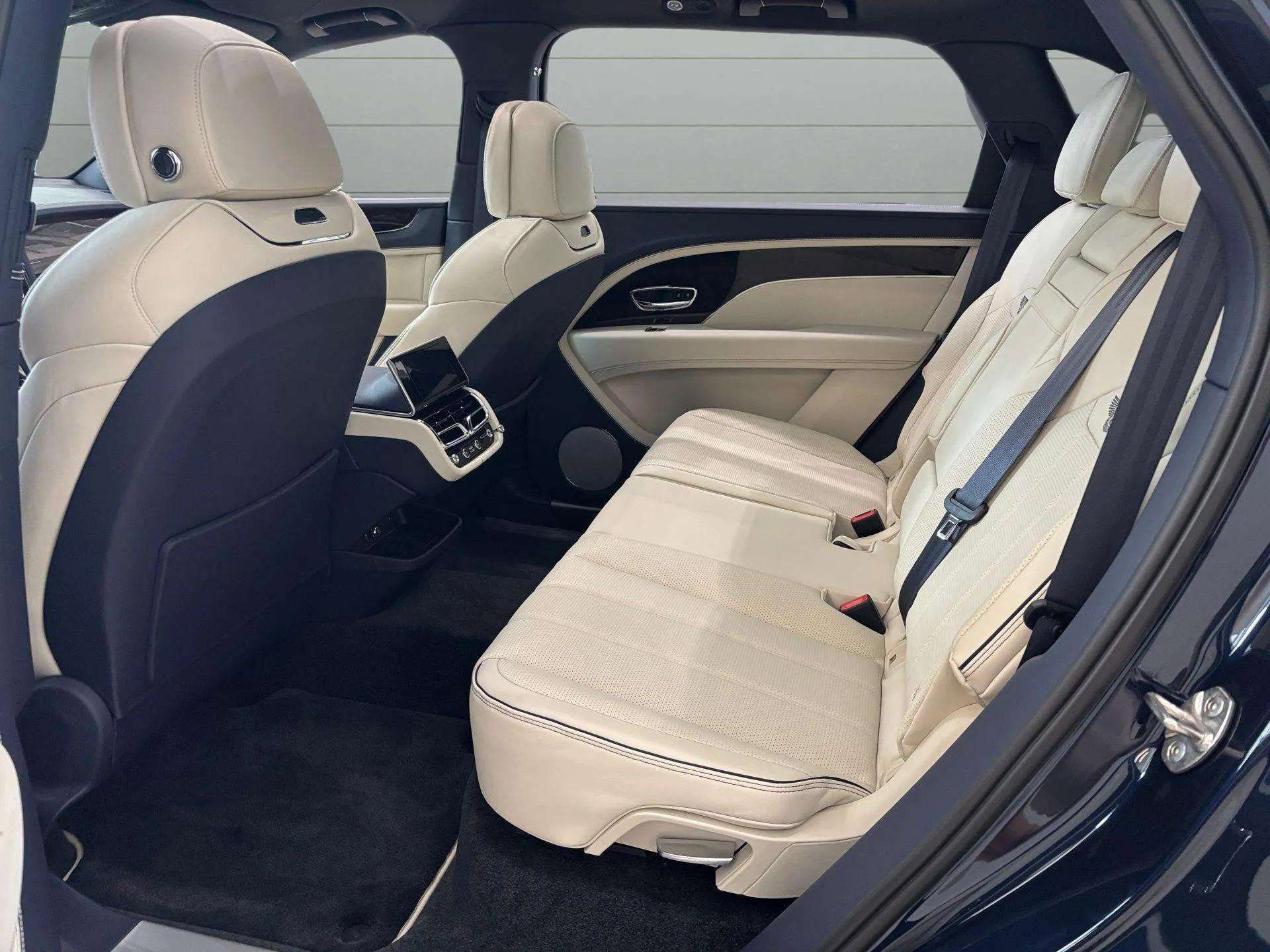 Used 2024 Bentley Bentayga Extended Wheelbase image 22