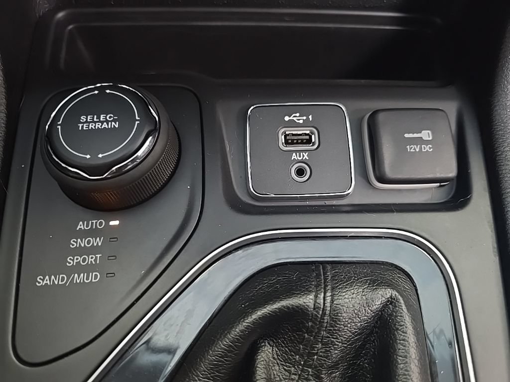 Used 2019 Jeep Cherokee Limited AWD/4WD image 25