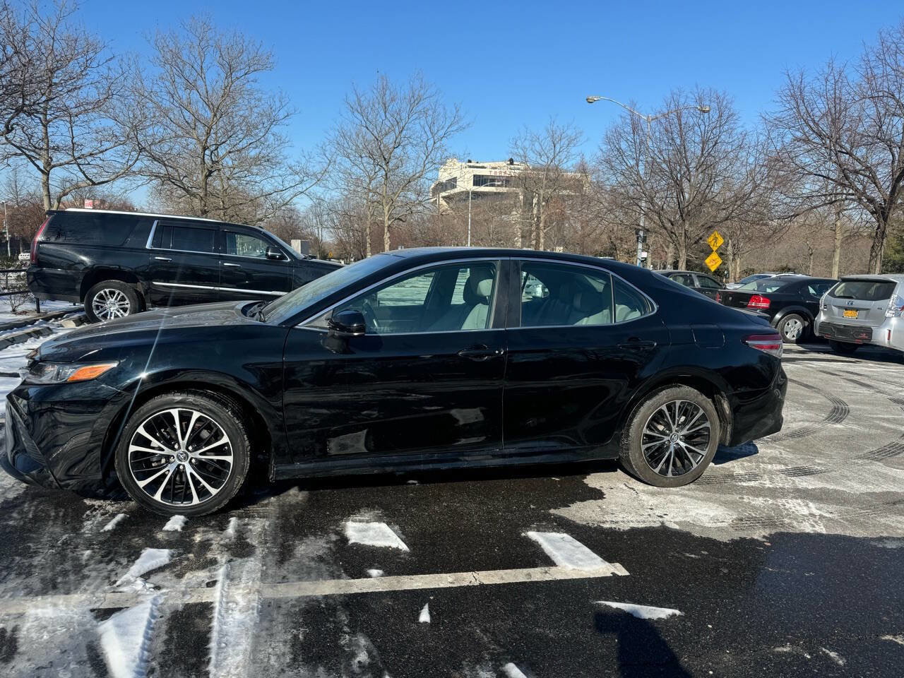 Used 2018 Toyota Camry SE w/ Protection Package (Q2) image 2