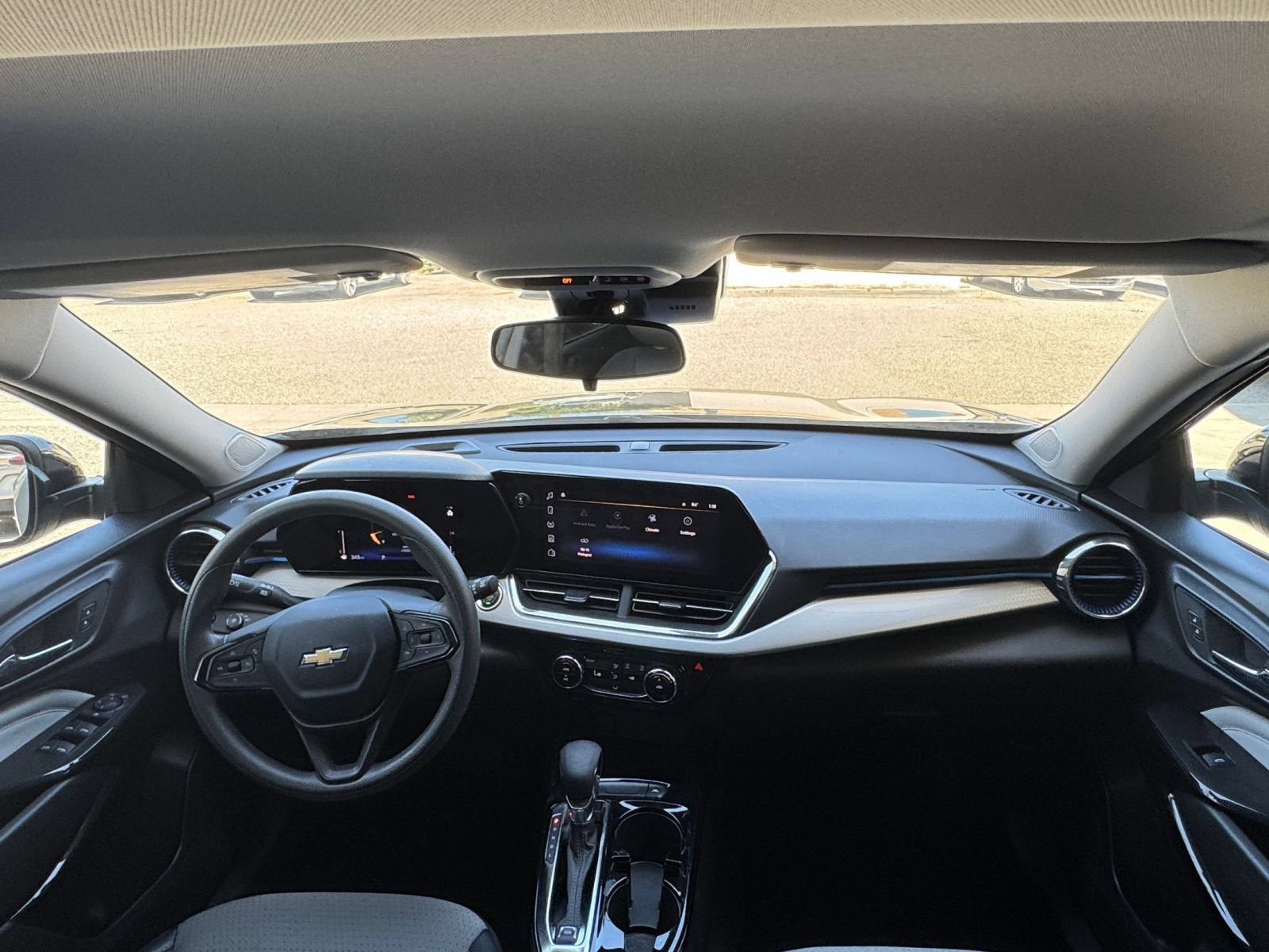 Used 2025 Chevrolet Trax LT FWD image 32