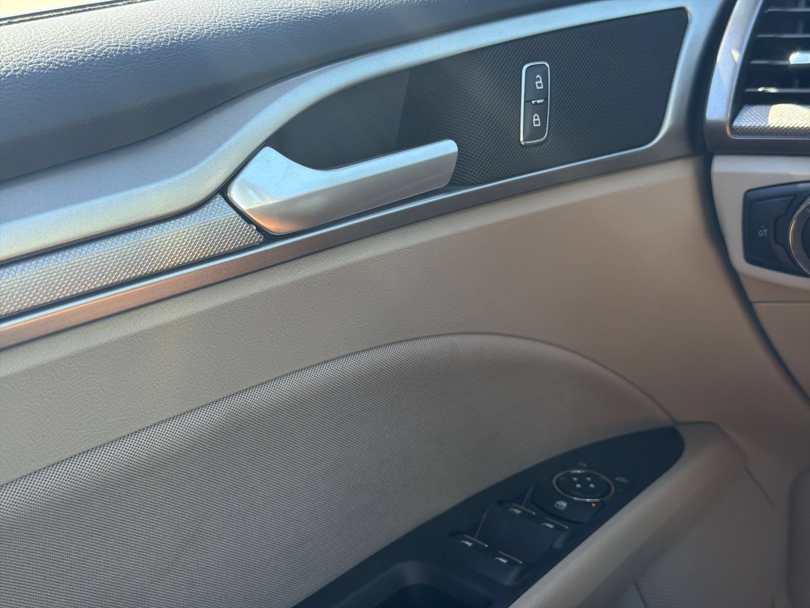 Used 2020 Ford Fusion SE FWD image 26