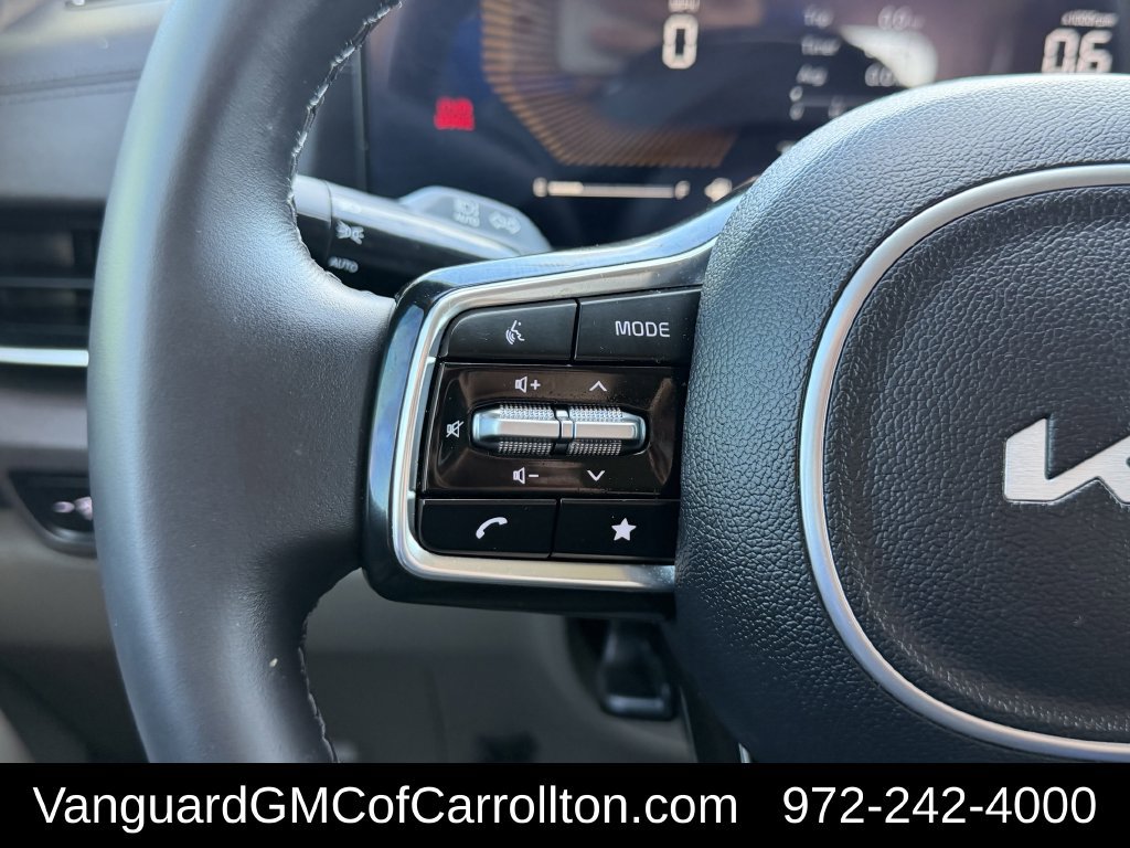 Used 2025 Kia Carnival EX FWD image 14