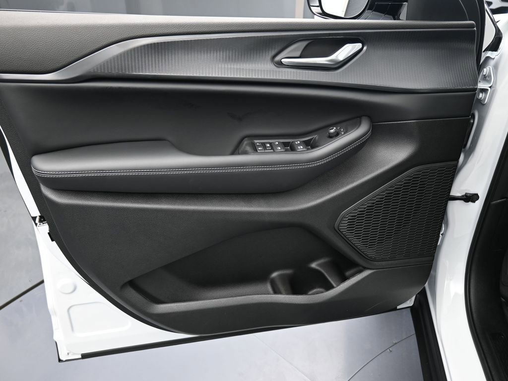 New 2025 Jeep Grand Cherokee Altitude image 13