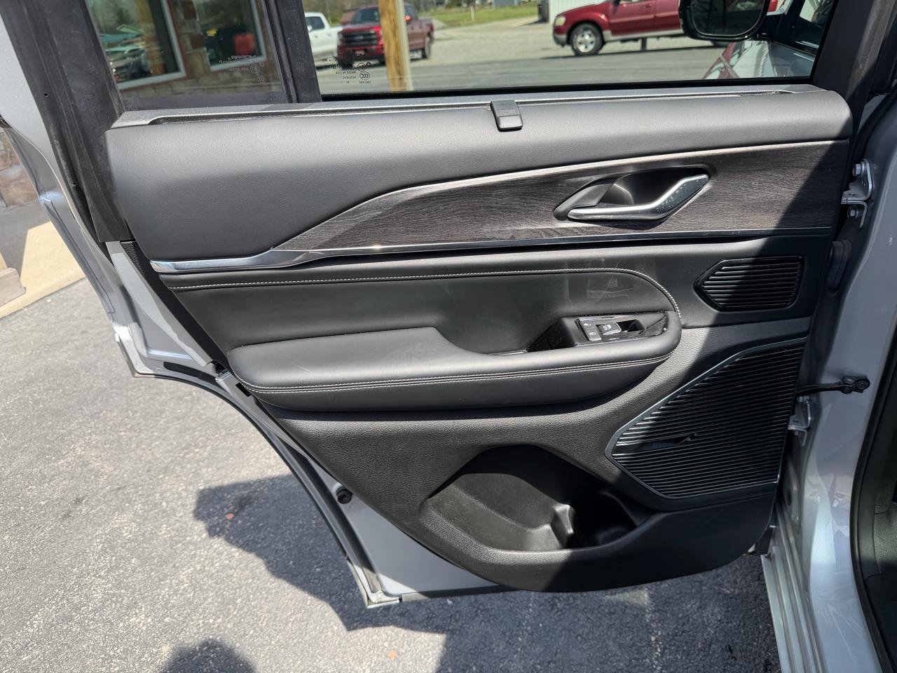 Used 2022 Jeep Grand Cherokee Overland w/ Advanced Protech Group III image 16