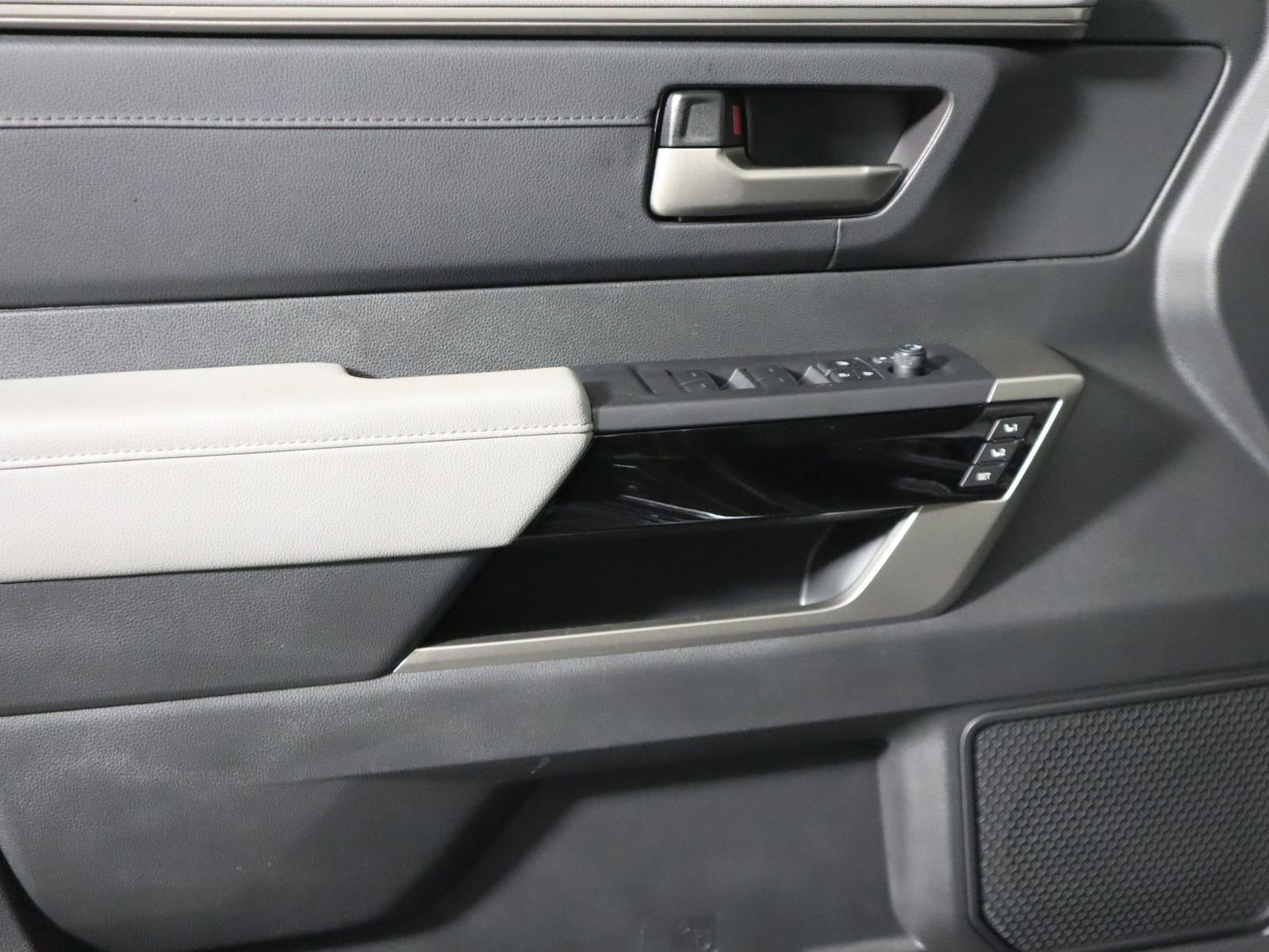 Used 2025 Toyota Tundra Limited image 38