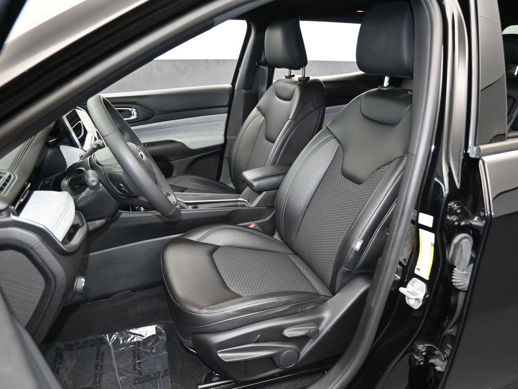 Used 2024 Jeep Compass Latitude image 29