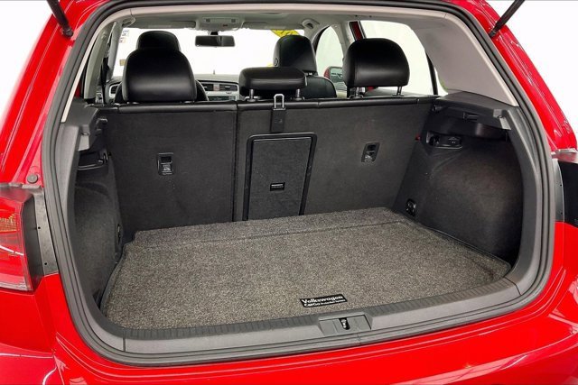 Used 2017 Volkswagen Golf SE image 28