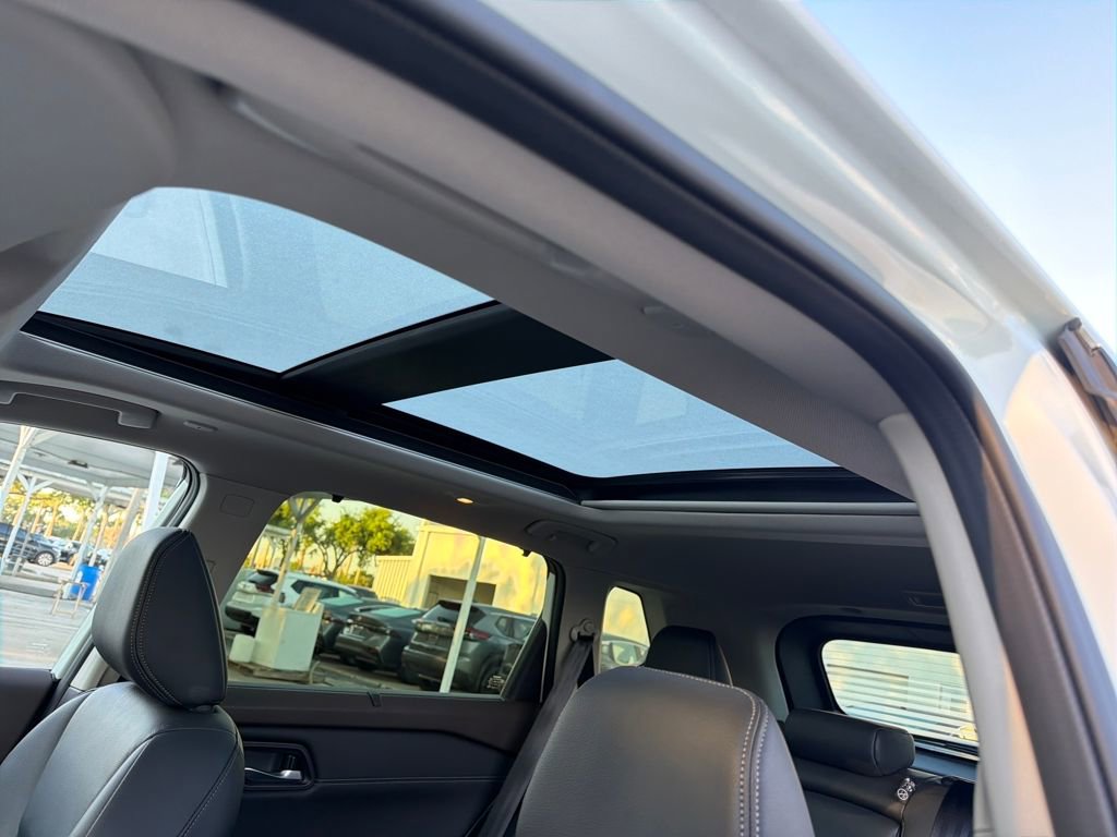 Used 2023 Nissan Rogue SL w/ SL Premium Package image 17