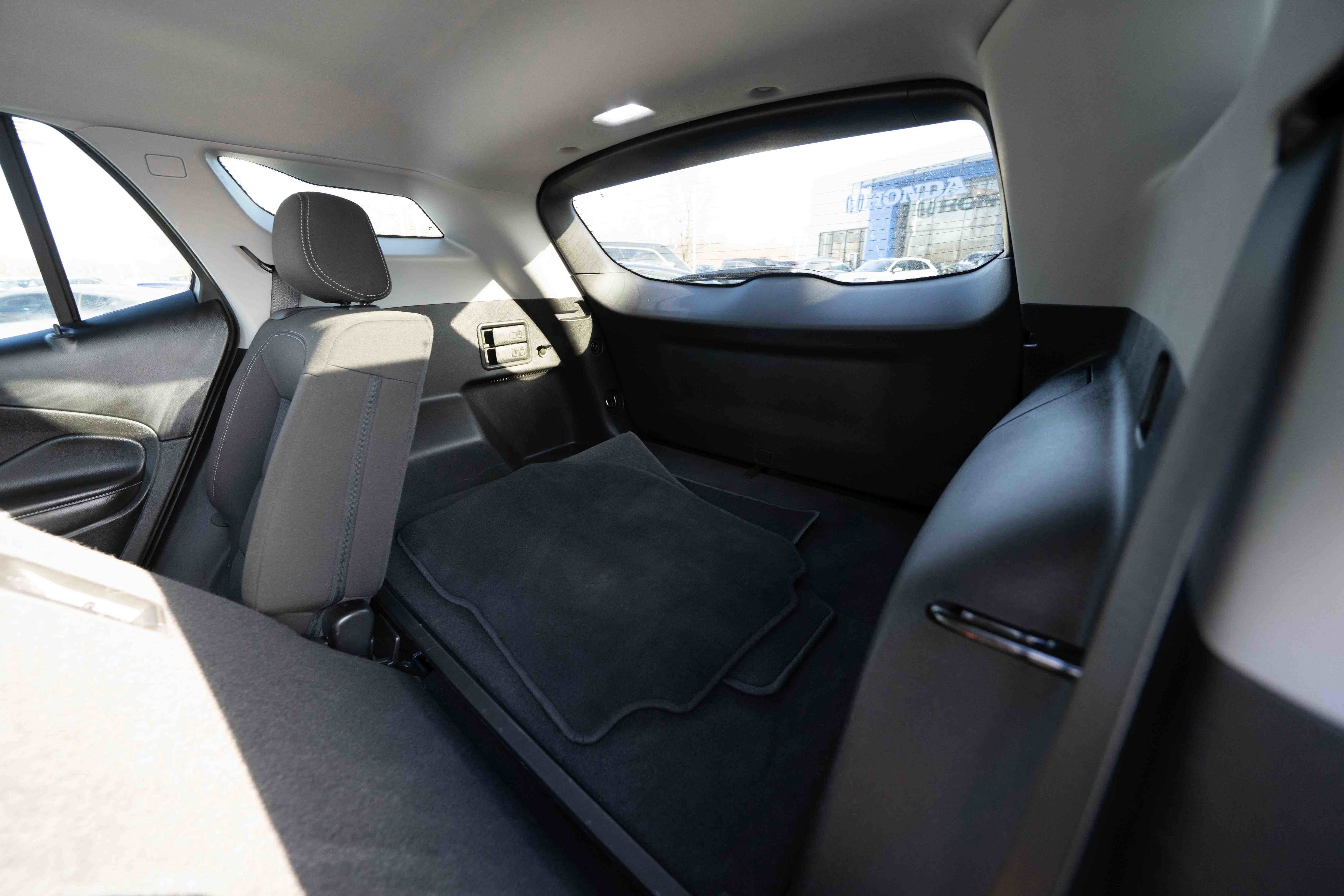 Used 2023 GMC Terrain SLE w/ Driver Convenience Package image 24