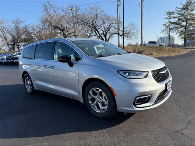 Used 2024 Chrysler Pacifica Limited image 9