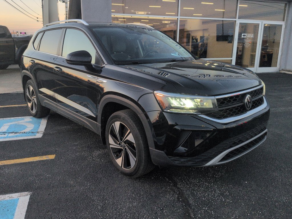 Used 2024 Volkswagen Taos SE image 2