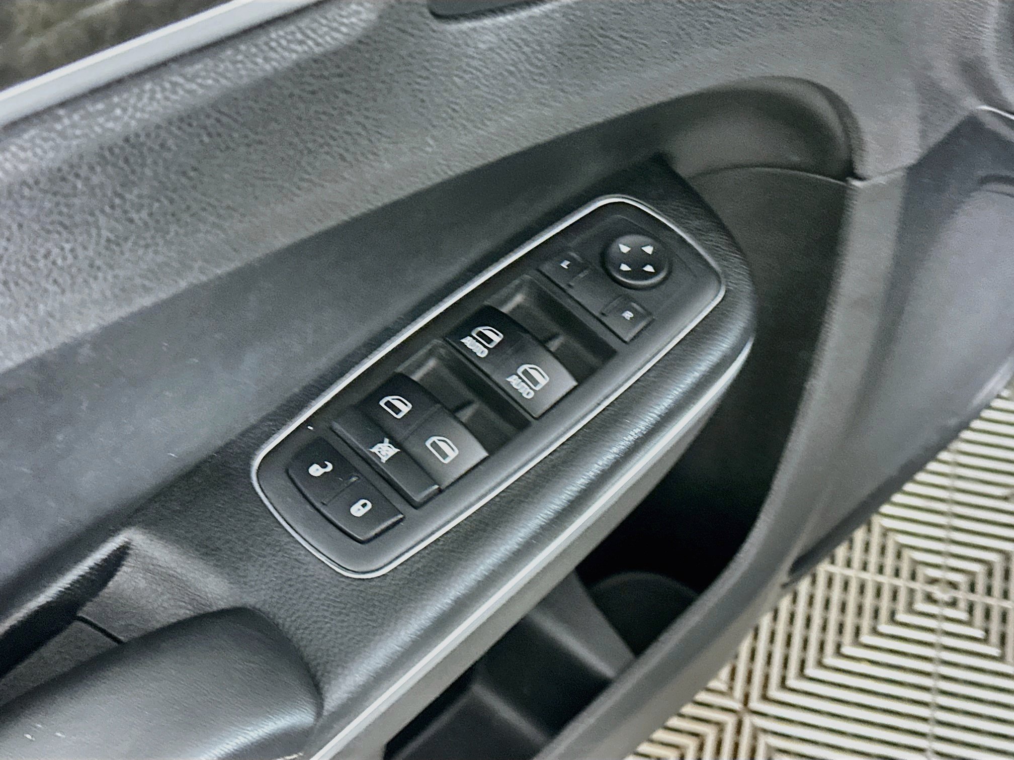 Used 2017 Chrysler 300 C RWD image 15